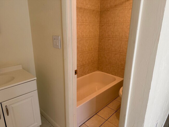 Building Photo - * MOVE IN SPECIAL * 1/2 OFF 2ND MONTH'S RENT!! Spacious 1,226 SF Unit - 2 bd / 2 ba near UF - Bra...
