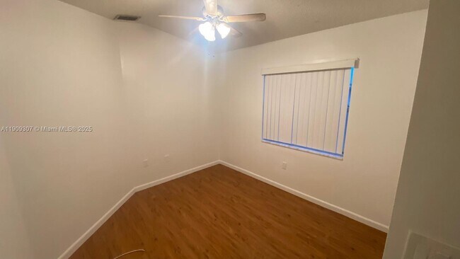 Building Photo - 21240 NE 9th Ct