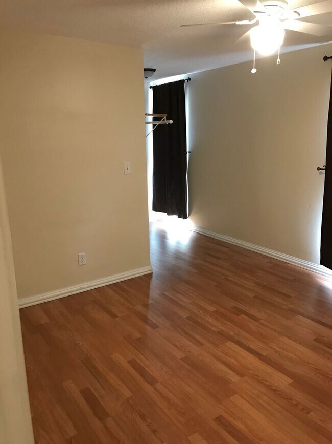 Building Photo - 612