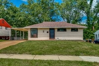 Building Photo - "Charming 3-Bedroom Retreat in St. Louis with Spacious Living!"