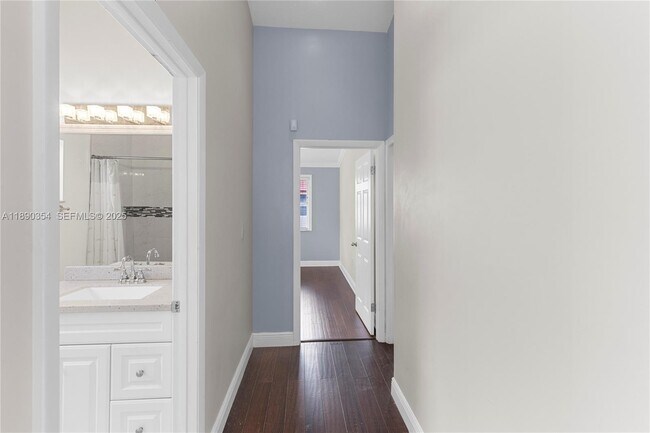 Building Photo - 20003 NE 6th Ct Cir