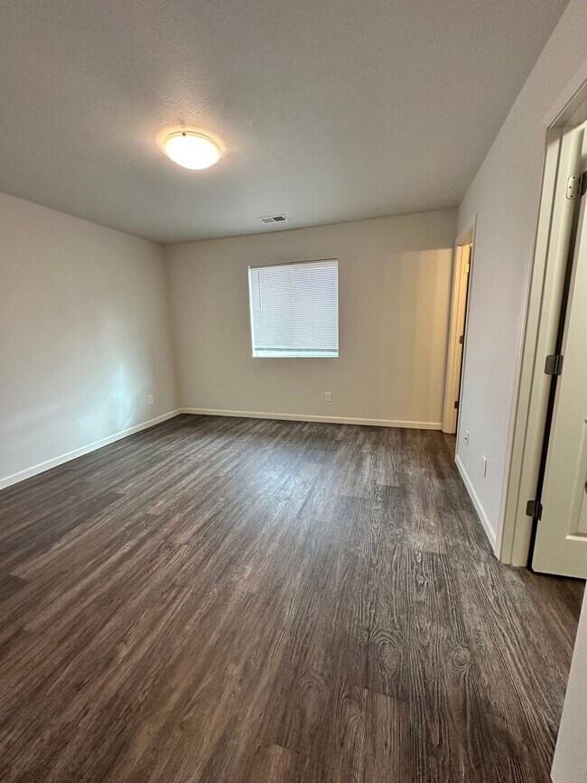 Building Photo - MP133 - 14410-14412 E Heroy