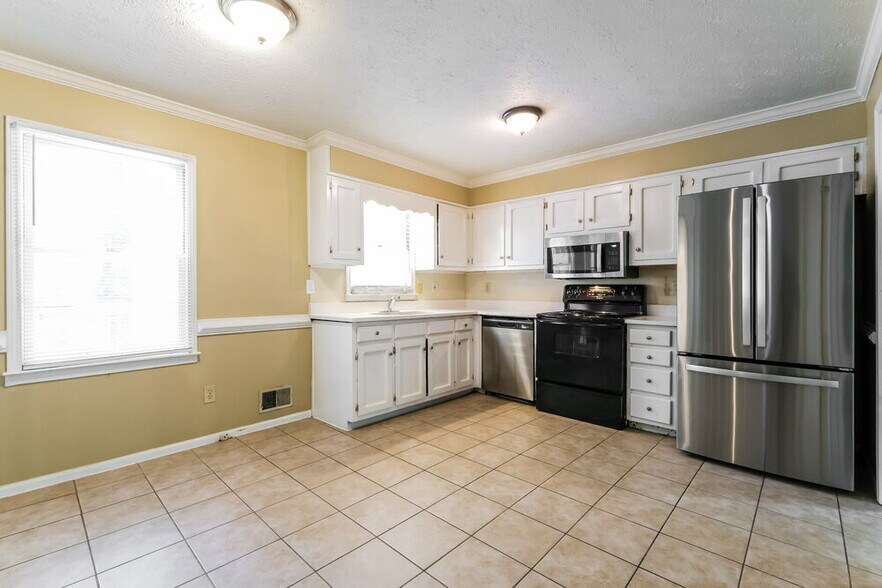 Building Photo - 2432 Hillboro Cir S W
