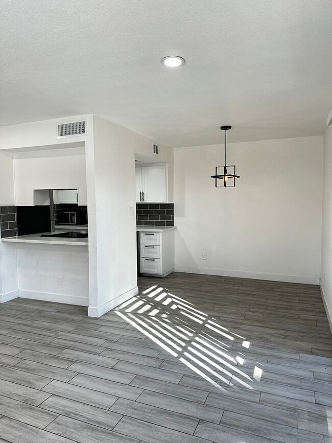 Building Photo - Beautifully Upgraded 3 Bedroom 1 Bathroom ...