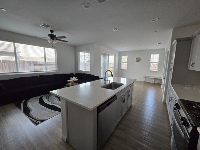 Building Photo - Home For Rent