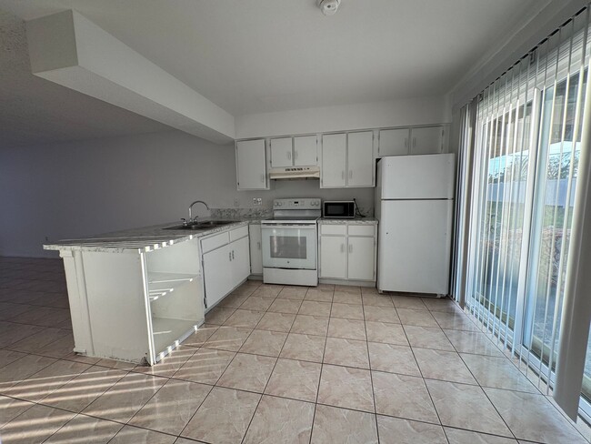 Building Photo - 2 BEDROOM 1 BATH CONDO FOR RENT   / Villa ...