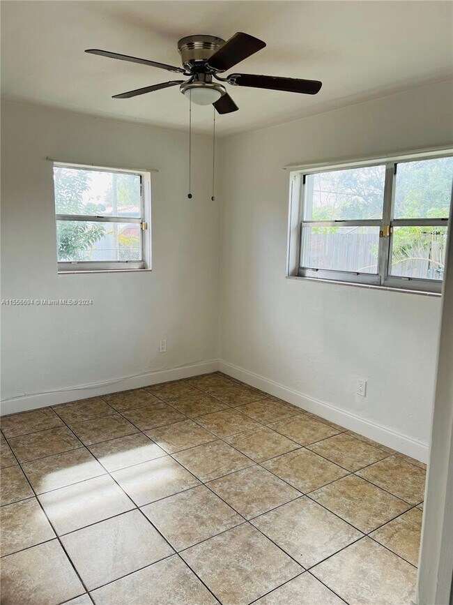Building Photo - 1540 NE 180th St