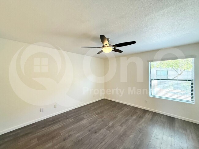 Building Photo - 1402 E Guadalupe Rd