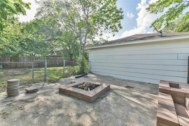 Building Photo - 7003 Huntbrook Dr