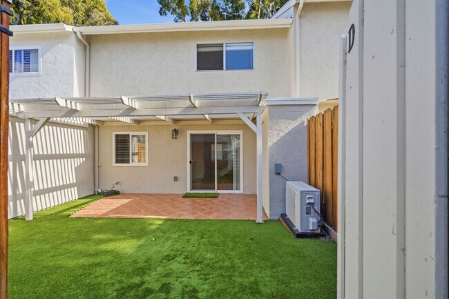 Building Photo - Remodeled 3bd/2.5bath steps from beaches, Racetrack, and Cedros Design district