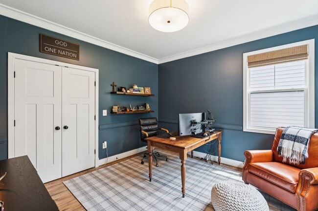 Building Photo - Impressive 6 Bed 4.5 Bath Single-Family Ho...