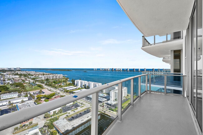 Building Photo - 220 Lake Shore Dr