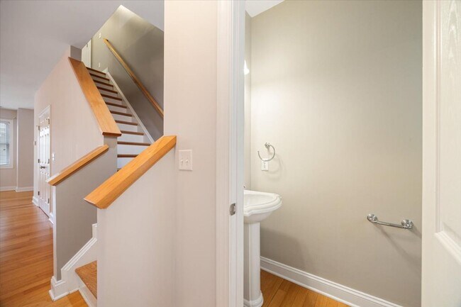 Building Photo - 1938 Tudor Court