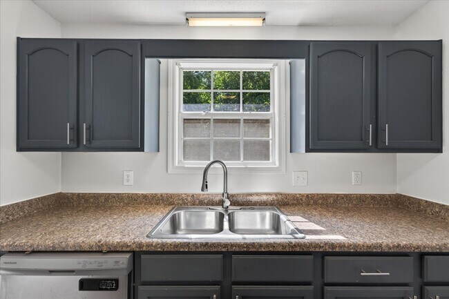 Building Photo - 727 Acorn Dr