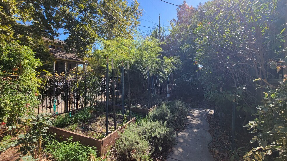 Building Photo - 3116 San Carlos Way