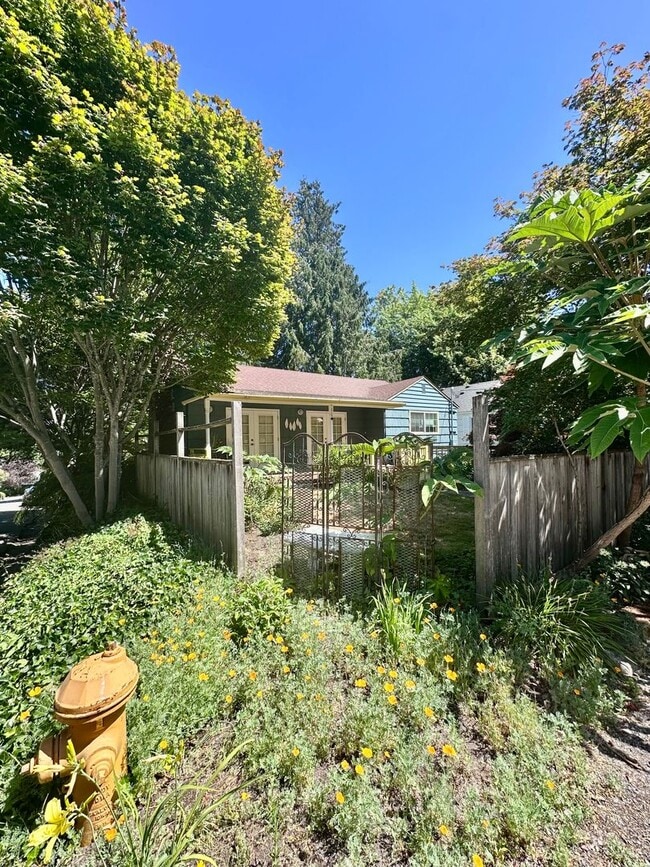 Building Photo - Charming 3bed/2bath House!