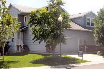 Building Photo - Beautiful 3 bedroom, 2.5 bath Townhome wit...