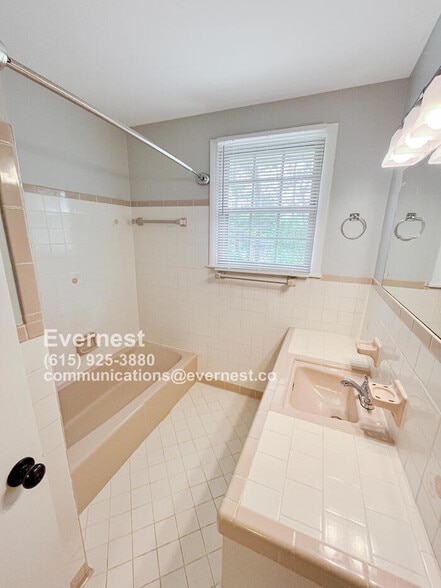 Building Photo - 7031 Bonnamere Dr