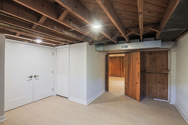 Building Photo - 3 BR 1-1/2 Baths MUST SEE- ACCEPTING HOSUING VOUCHERS!