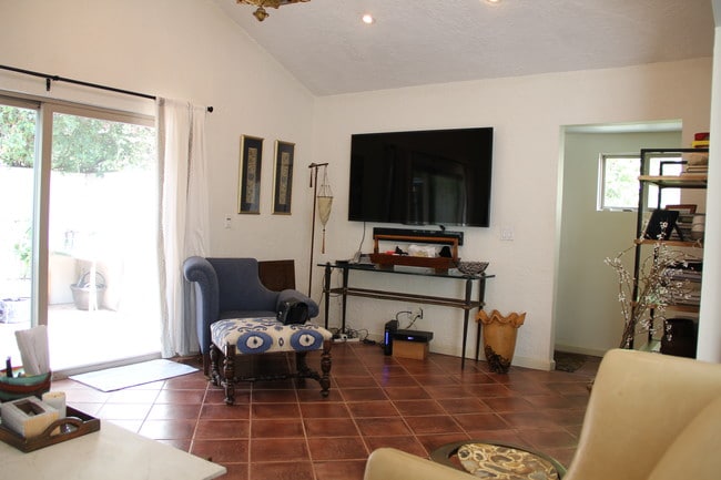 Building Photo - 9042 Phyllis Ave