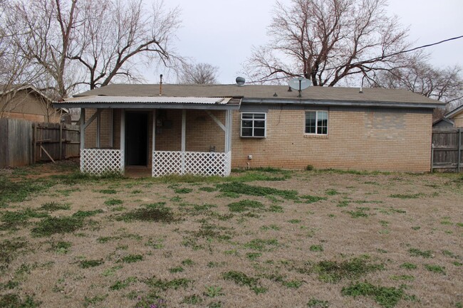 Building Photo - Moore! Adorable Remodel!