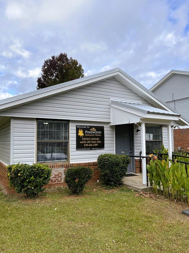 Building Photo - Pinewood