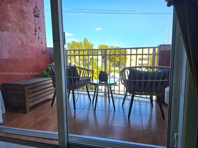 Building Photo - 21 E 3rd St