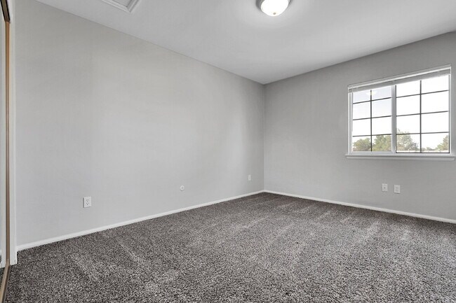 Building Photo - $2,400 - 3 Bed, 2.5 Bath Townhome with Fin...
