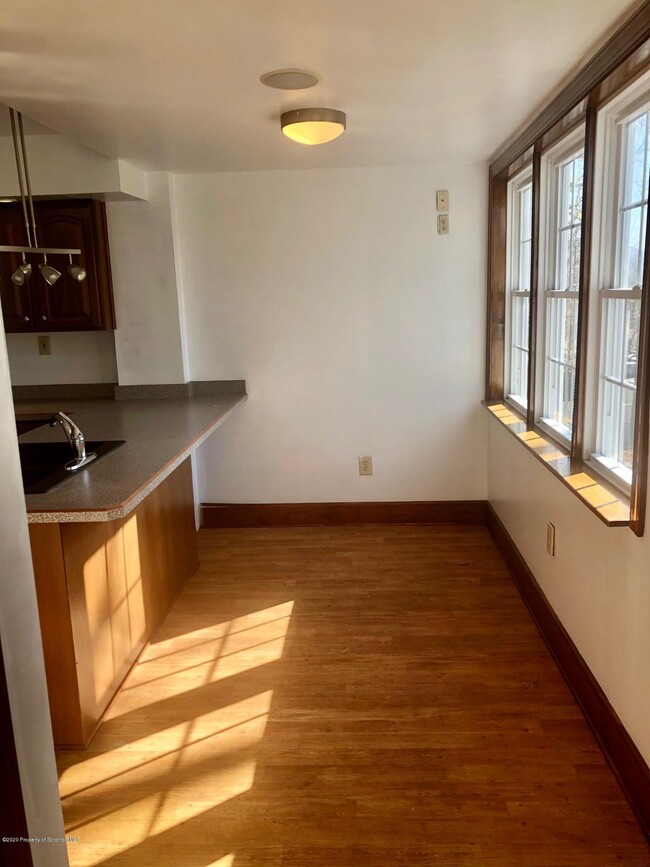 Building Photo - 504 School St