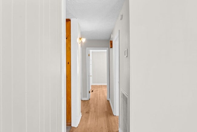 Building Photo - Updated 3bd/2bth home with Remodeled Master Suite & Prime Location!