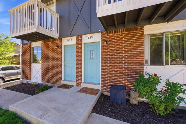 Building Photo - $1,695.95 - 2 Bed, 1 Bath Townhome In Denver with In Unit Laundry!