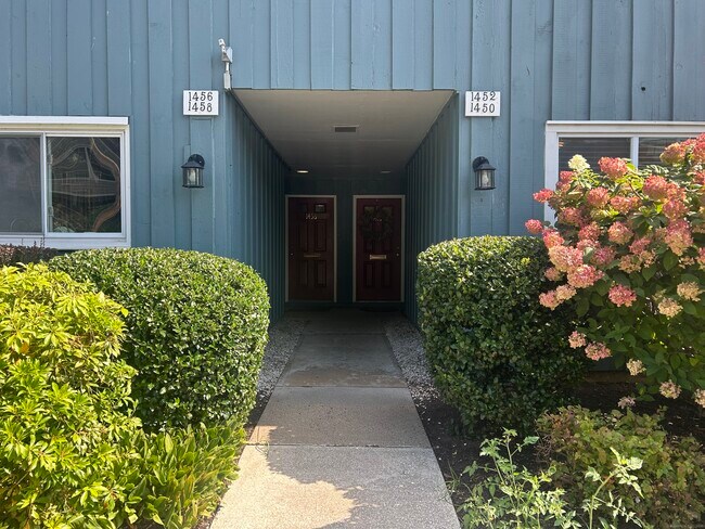 Building Photo - 1450 Melville Ave