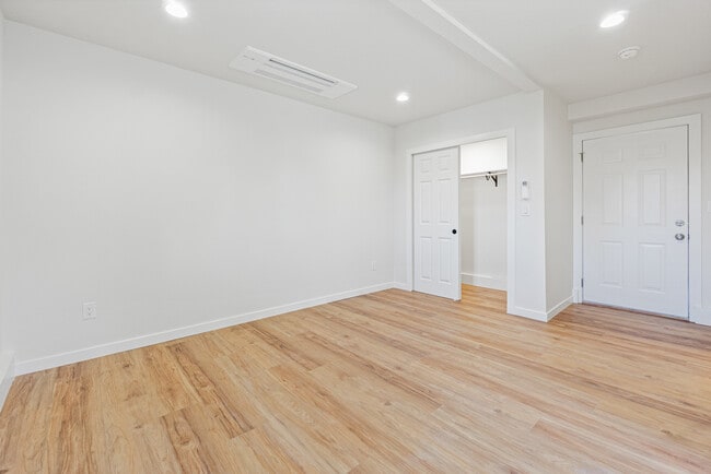 Building Photo - 2820 19th Ave S