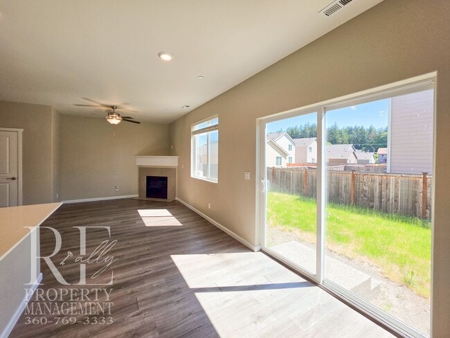 Building Photo - Bright Bremerton Home with A/C, and Fully Fenced Yard