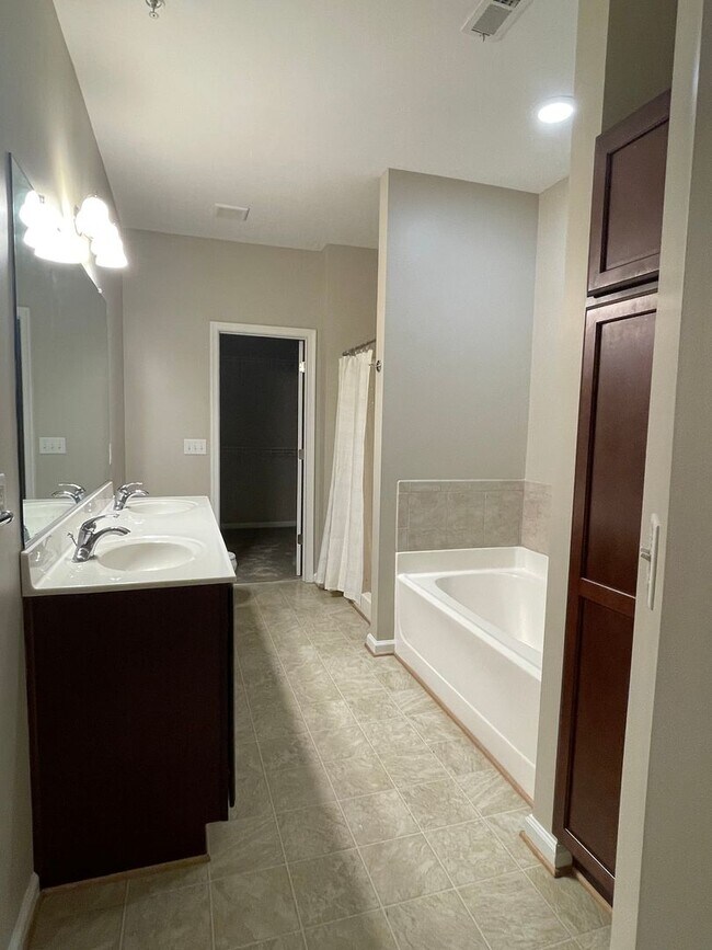 Building Photo - 1201 Rustads Cir