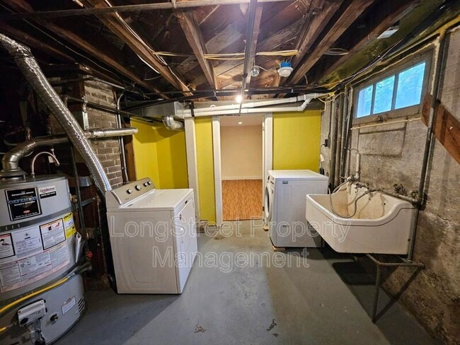 Building Photo - 636 N Shaver St