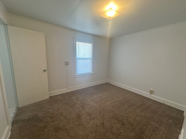 Building Photo - 2 BD, 1 BA cottage