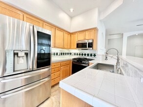 Building Photo - Beautiful 2Bd/2.5Ba with office located in...