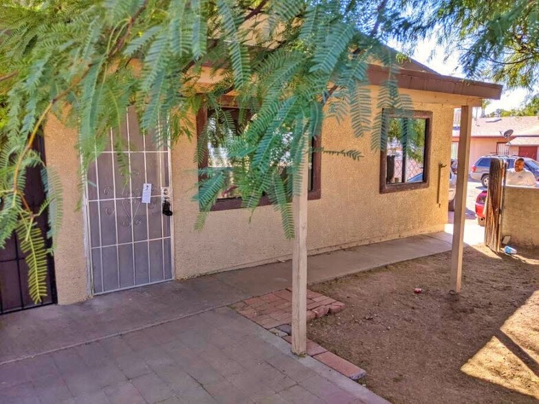 Entrance to 415 - 415 E Thoroughbred St