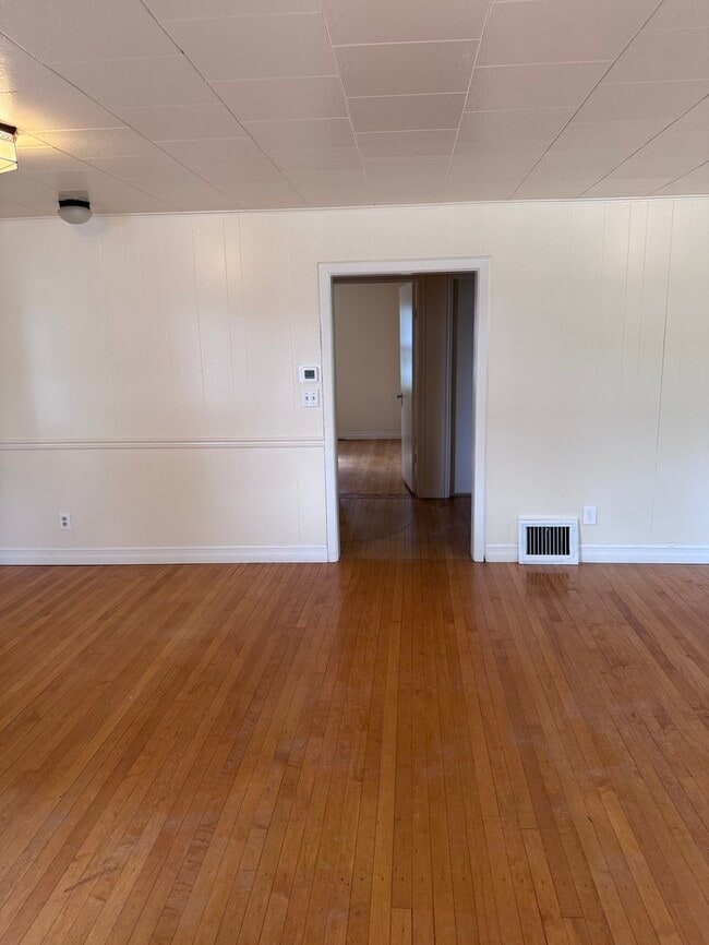 Building Photo - 1833 S 14th St W
