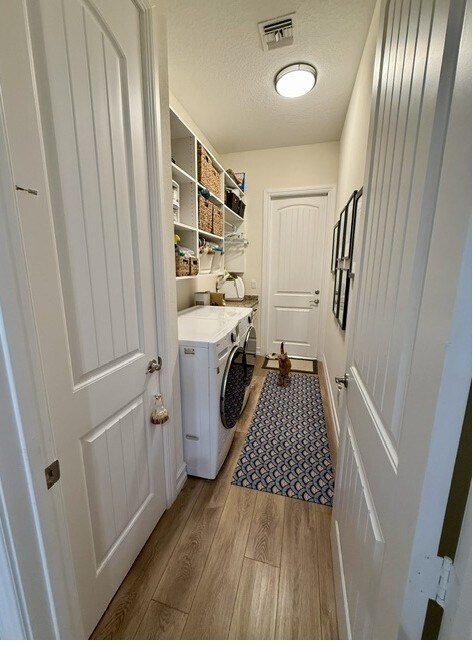 Building Photo - 2025 Bridgepointe Cir