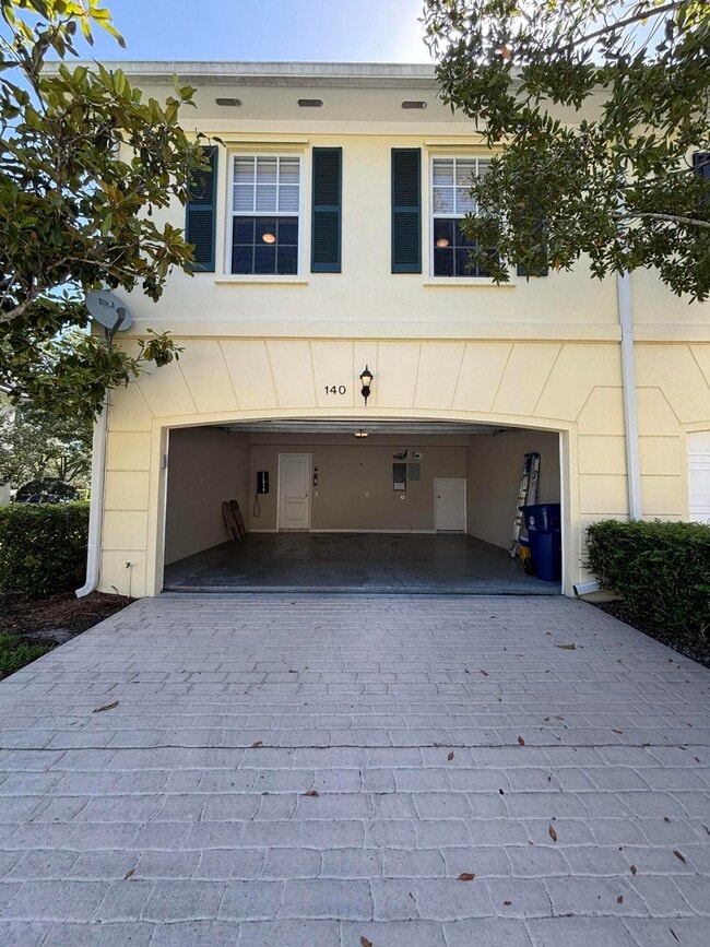 Building Photo - 140 Day Lily Dr