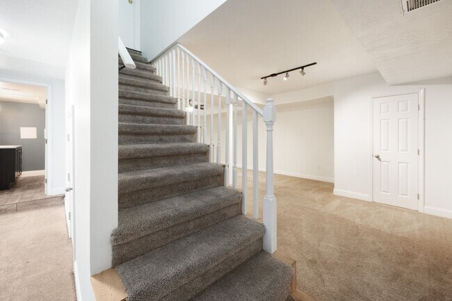 Building Photo - Spacious 5BR House in Asheville