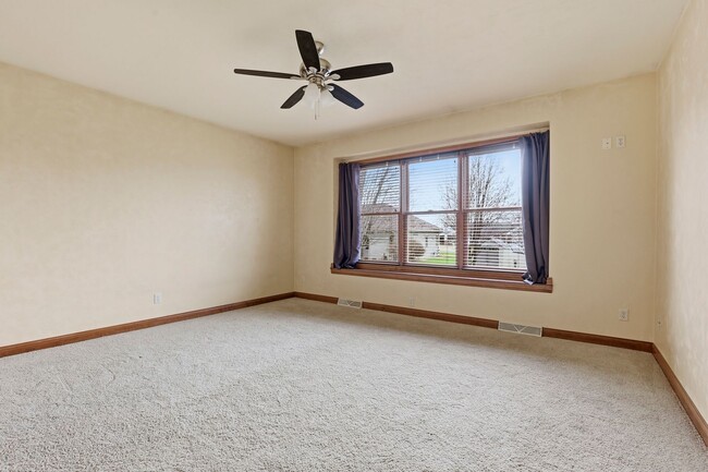 Building Photo - Stunning Appleton Home