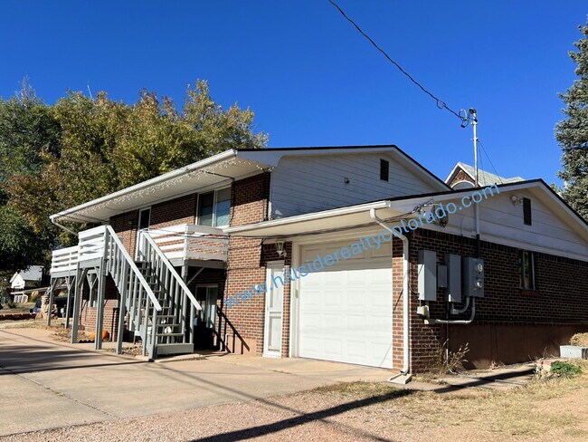 Building Photo - Charming West Side Upper-Level Duplex for ...