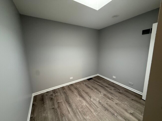 Building Photo - 744 W Gordon Terrace