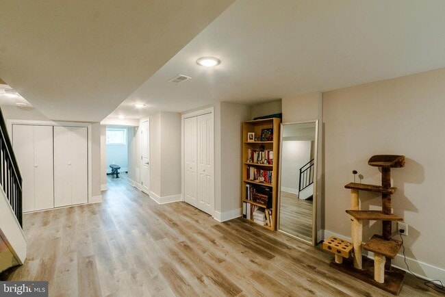 Building Photo - 4841 Larchwood Ave