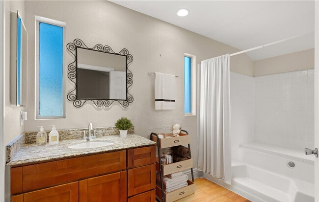 Building Photo - Sophisticated Space Designed for Comfort