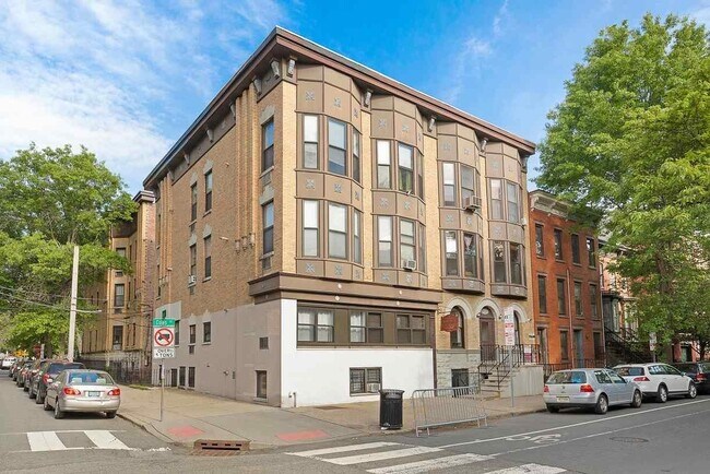 Building Photo - 168 Coles St