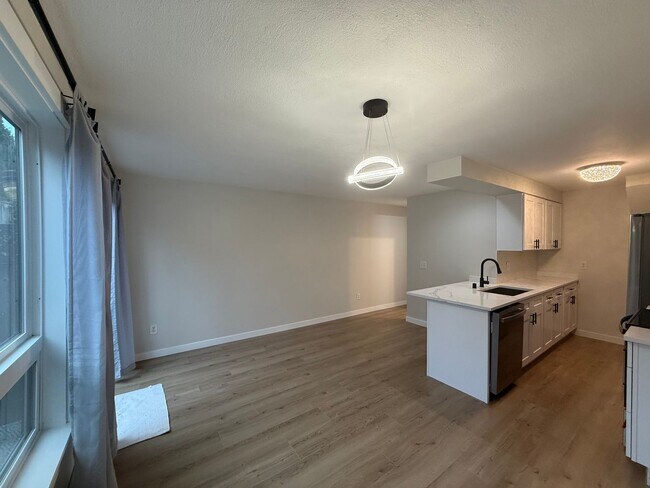 Building Photo - Beautifully Renovated 2 Bed/1.5 bath Condo Edmonds, WA. $2600/mo.